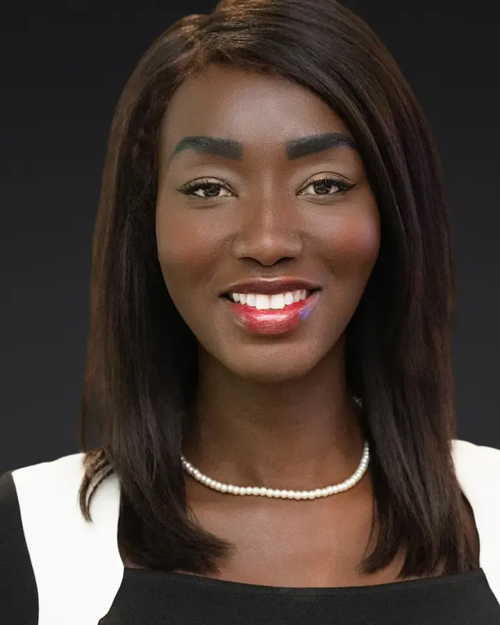 Business woman in a black and white blazer, Tampa business headshot