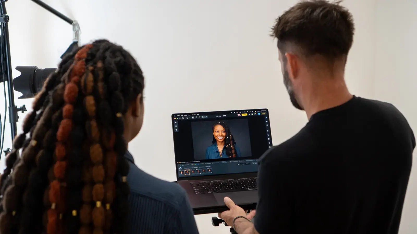 Client watching her finished portrait appear on the laptop during her Tampa headshot session