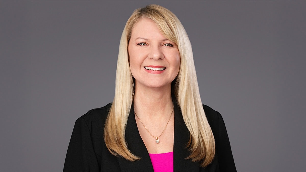 Professional headshot of a female business executive taken by Tampa headshot photographer James Connell.